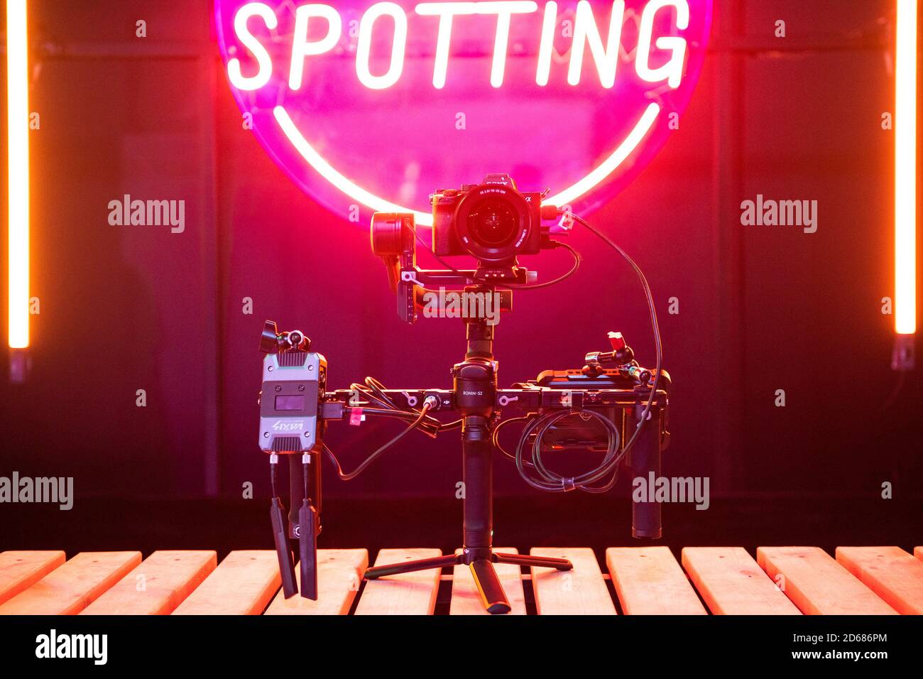 Pechino, Cina. 15 Ott 2020. Foto scattata il 15 ottobre 2020 mostra DJI RS 2 dopo l'evento di lancio a Pechino, capitale della Cina. Il drone cinese DJI ha lanciato RS 2 e RSC 2, due nuovi gimbal della serie Ronin a Pechino giovedì. DJI RS 2 aggiunge forza e agilità ai creator che utilizzano sistemi di fotocamere più pesanti, come le fotocamere reflex digitali e le fotocamere cinematografiche compatte. Allo stesso tempo, DJI RSC 2 è stato creato per essere più portatile, in grado di soddisfare le esigenze degli operatori di telecamere mirrorless e più compatti. Credit: Zhang Haofu/Xinhua/Alamy Live News Foto Stock