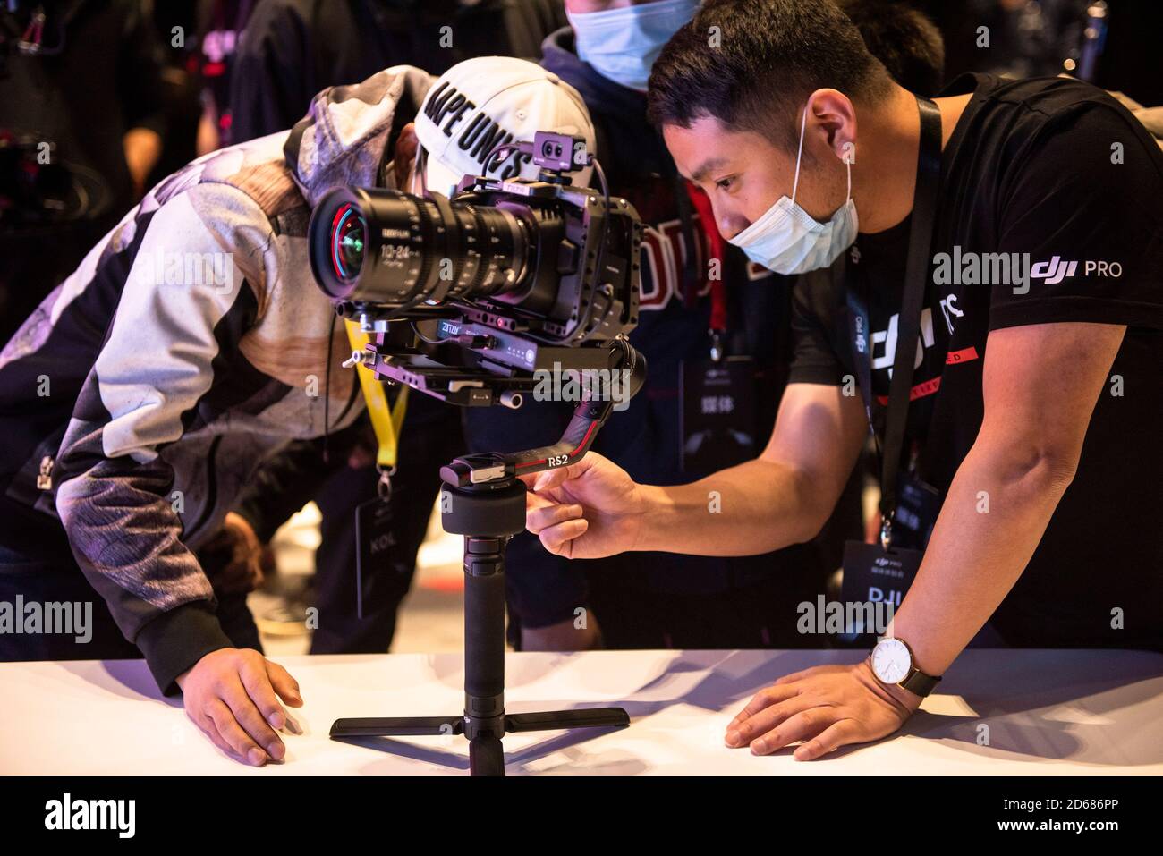 Pechino, Cina. 15 Ott 2020. La gente prova DJI RS 2 dopo l'evento di lancio a Pechino, capitale della Cina, 15 ottobre 2020. Il drone cinese DJI ha lanciato RS 2 e RSC 2, due nuovi gimbal della serie Ronin a Pechino giovedì. DJI RS 2 aggiunge forza e agilità ai creator che utilizzano sistemi di fotocamere più pesanti, come le fotocamere reflex digitali e le fotocamere cinematografiche compatte. Allo stesso tempo, DJI RSC 2 è stato creato per essere più portatile, in grado di soddisfare le esigenze degli operatori di telecamere mirrorless e più compatti. Credit: Zhang Haofu/Xinhua/Alamy Live News Foto Stock