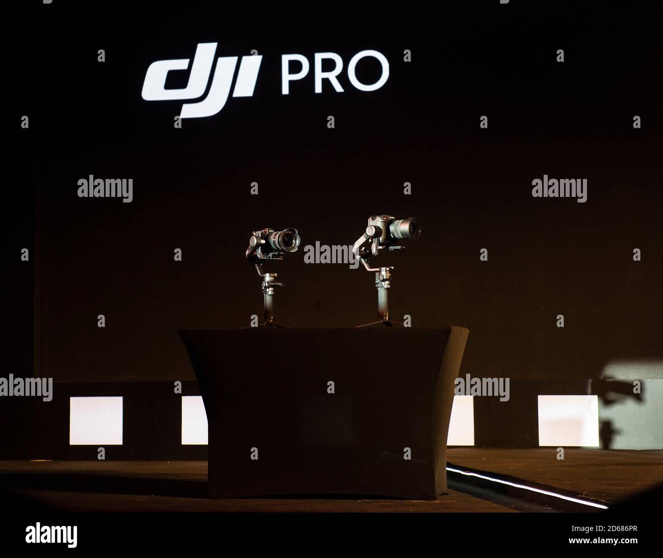 Pechino, Cina. 15 Ott 2020. Foto scattata il 15 ottobre 2020 mostra DJI RS 2 e RSC 2 sul palco dell'evento di lancio a Pechino, capitale della Cina. Il drone cinese DJI ha lanciato RS 2 e RSC 2, due nuovi gimbal della serie Ronin a Pechino giovedì. DJI RS 2 aggiunge forza e agilità ai creator che utilizzano sistemi di fotocamere più pesanti, come le fotocamere reflex digitali e le fotocamere cinematografiche compatte. Allo stesso tempo, DJI RSC 2 è stato creato per essere più portatile, in grado di soddisfare le esigenze degli operatori di telecamere mirrorless e più compatti. Credit: Zhang Haofu/Xinhua/Alamy Live News Foto Stock