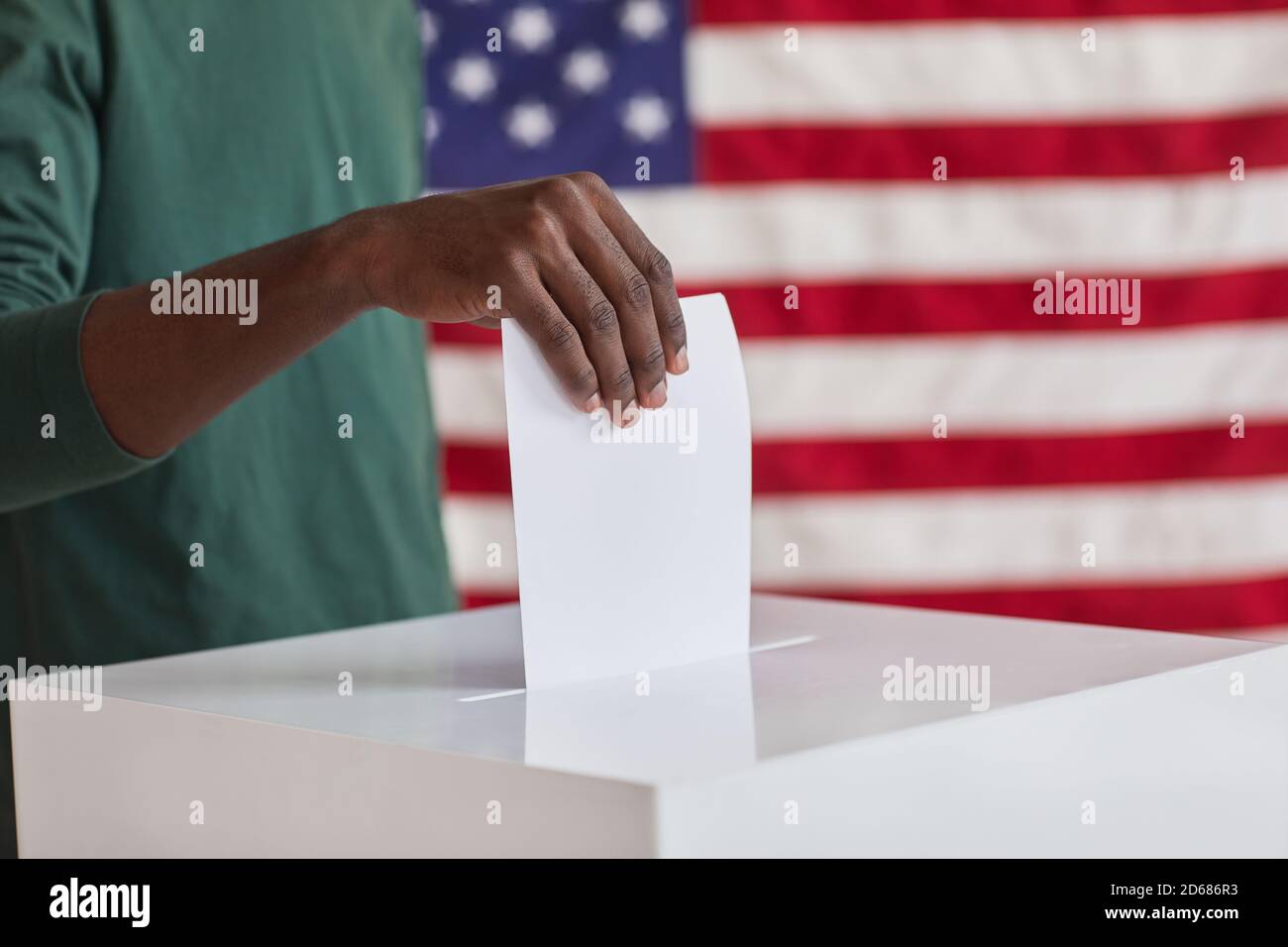 Primo piano di uomo africano che mette il voto n la scatola durante Elezioni federali Foto Stock