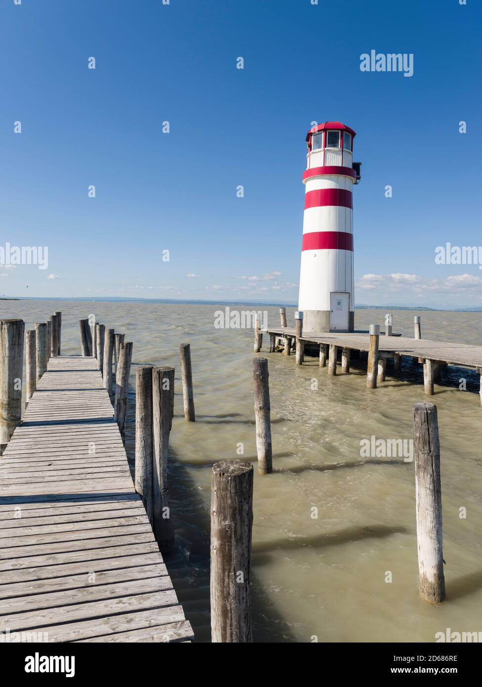 Podersdorf am See sulla riva del lago Neusiedl. Il faro nel porto nazionale, l'icona di Podersdorf e il lago Neusiedl. Il paesaggio intorno t Foto Stock