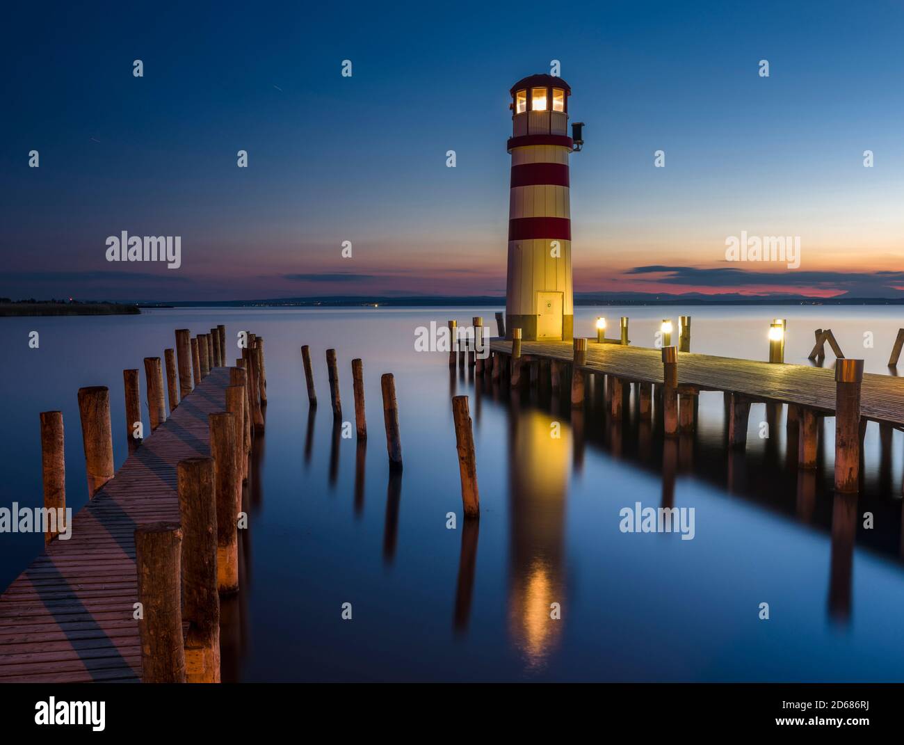 Podersdorf am See sulla riva del lago Neusiedl. Il faro nel porto nazionale, l'icona di Podersdorf e il lago Neusiedl. Il paesaggio intorno t Foto Stock