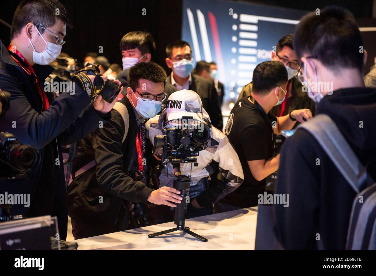 Pechino, Cina. 15 Ott 2020. La gente prova DJI RS 2 dopo l'evento di lancio a Pechino, capitale della Cina, 15 ottobre 2020. Il drone cinese DJI ha lanciato RS 2 e RSC 2, due nuovi gimbal della serie Ronin a Pechino giovedì. DJI RS 2 aggiunge forza e agilità ai creator che utilizzano sistemi di fotocamere più pesanti, come le fotocamere reflex digitali e le fotocamere cinematografiche compatte. Allo stesso tempo, DJI RSC 2 è stato creato per essere più portatile, in grado di soddisfare le esigenze degli operatori di telecamere mirrorless e più compatti. Credit: Zhang Haofu/Xinhua/Alamy Live News Foto Stock
