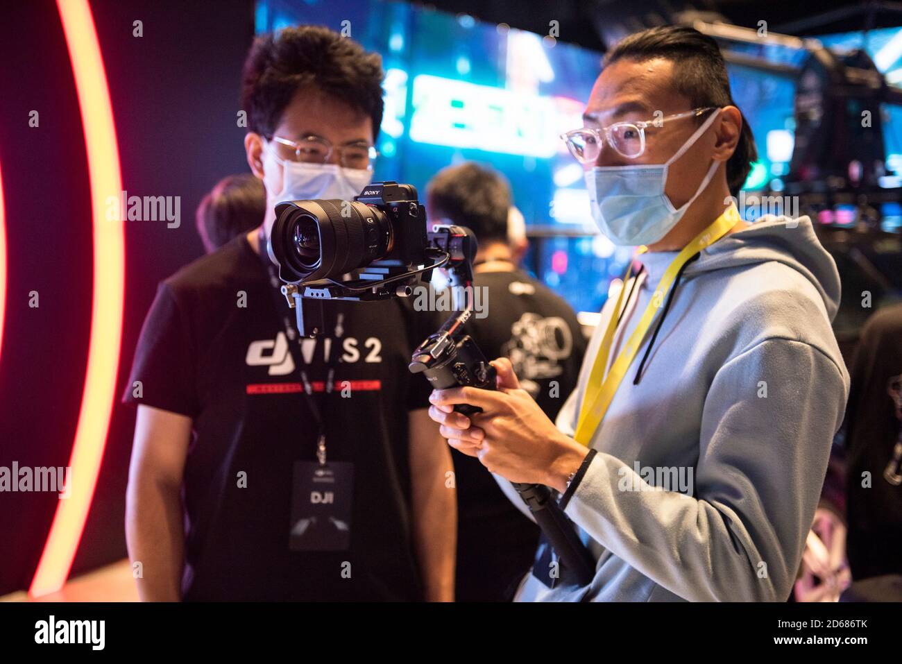 Pechino, Cina. 15 Ott 2020. La gente prova DJI RS 2 dopo l'evento di lancio a Pechino, capitale della Cina, 15 ottobre 2020. Il drone cinese DJI ha lanciato RS 2 e RSC 2, due nuovi gimbal della serie Ronin a Pechino giovedì. DJI RS 2 aggiunge forza e agilità ai creator che utilizzano sistemi di fotocamere più pesanti, come le fotocamere reflex digitali e le fotocamere cinematografiche compatte. Allo stesso tempo, DJI RSC 2 è stato creato per essere più portatile, in grado di soddisfare le esigenze degli operatori di telecamere mirrorless e più compatti. Credit: Zhang Haofu/Xinhua/Alamy Live News Foto Stock