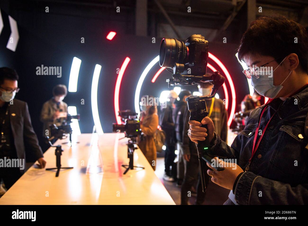 Pechino, Cina. 15 Ott 2020. La gente prova DJI RS 2 e RSC 2 dopo l'evento di lancio a Pechino, capitale della Cina, 15 ottobre 2020. Il drone cinese DJI ha lanciato RS 2 e RSC 2, due nuovi gimbal della serie Ronin a Pechino giovedì. DJI RS 2 aggiunge forza e agilità ai creator che utilizzano sistemi di fotocamere più pesanti, come le fotocamere reflex digitali e le fotocamere cinematografiche compatte. Allo stesso tempo, DJI RSC 2 è stato creato per essere più portatile, in grado di soddisfare le esigenze degli operatori di telecamere mirrorless e più compatti. Credit: Zhang Haofu/Xinhua/Alamy Live News Foto Stock