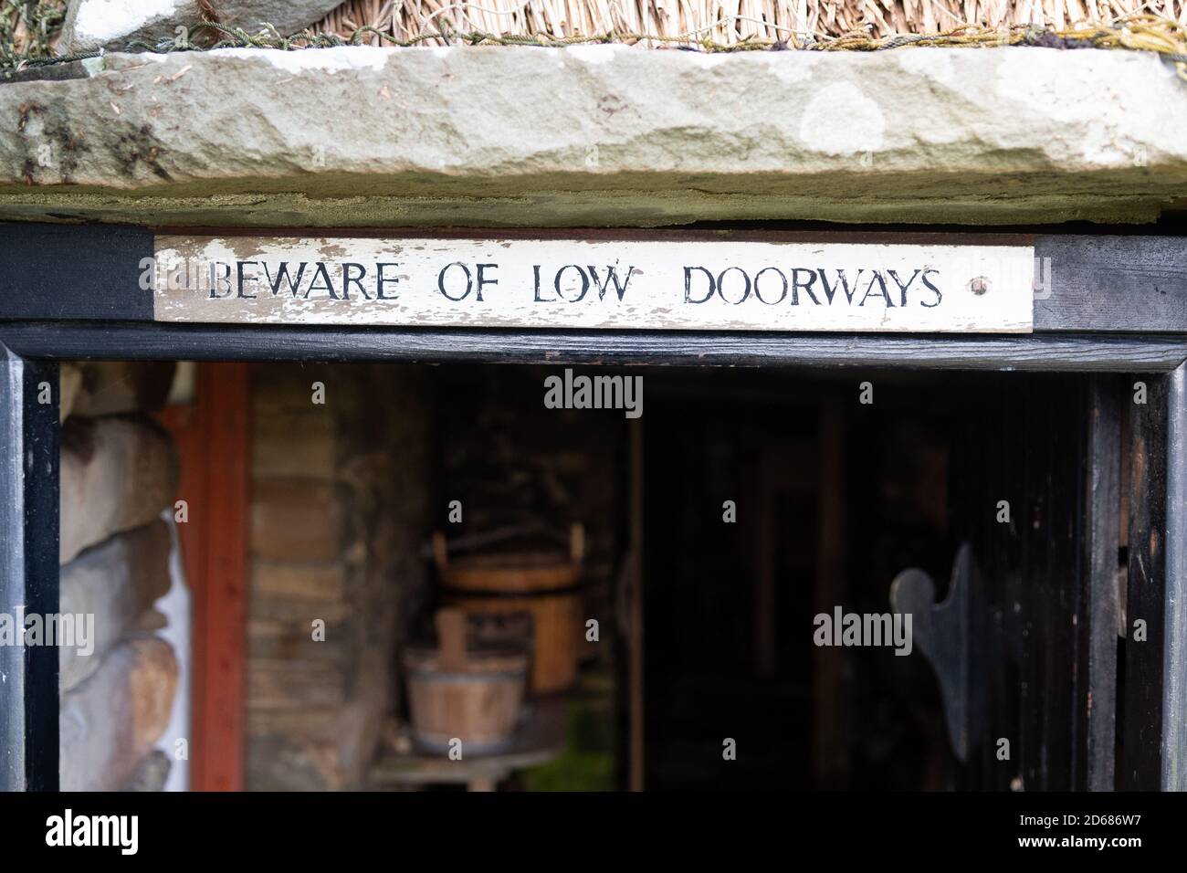 "Attenzione al cartello basso delle porte" presso il Crofthouse Museum, Boddam, Shetland Isle, Scozia, Regno Unito Foto Stock