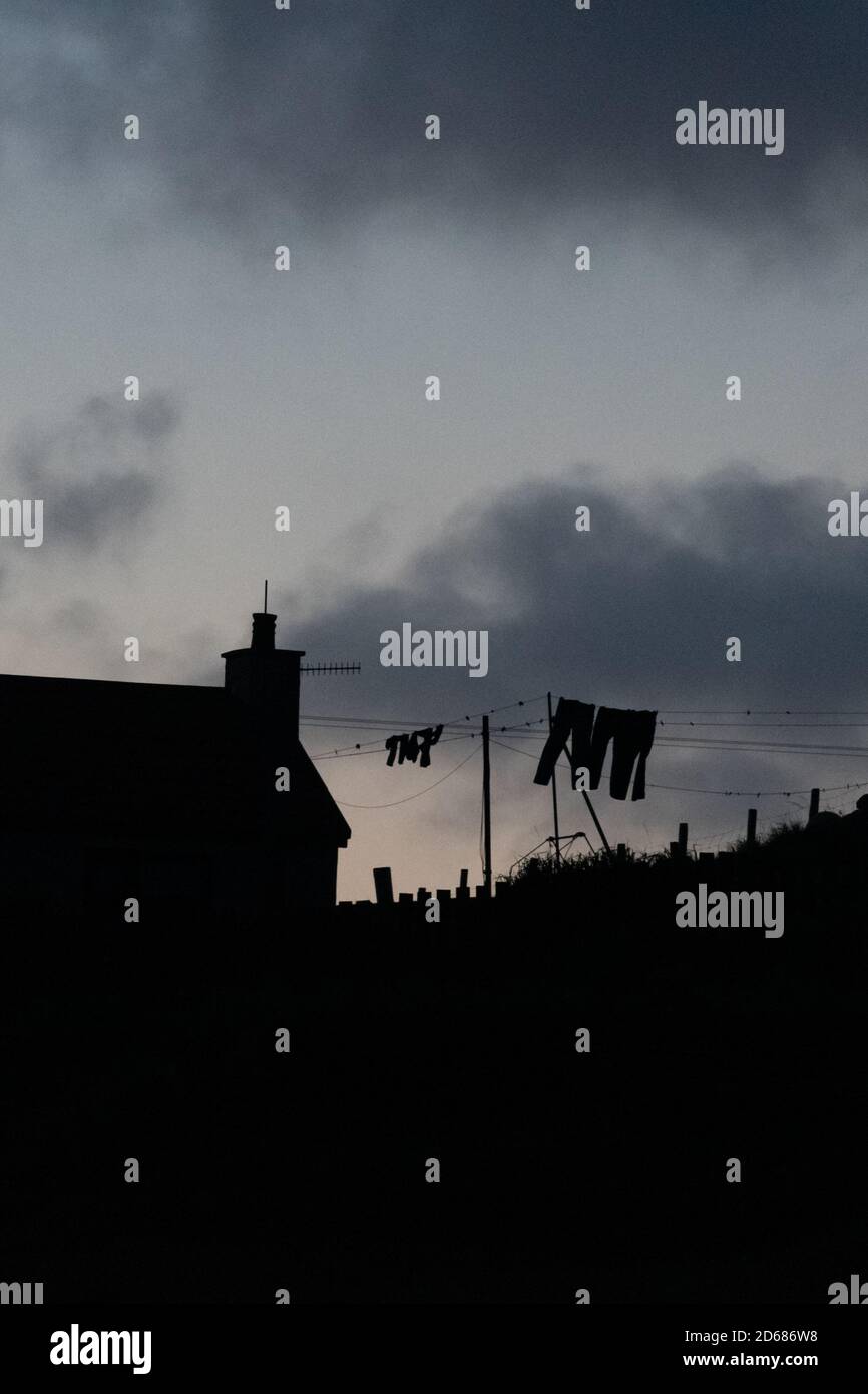 silhouette di piccola casa rurale e lavaggio in linea con Spazio di copia - Regno Unito Foto Stock