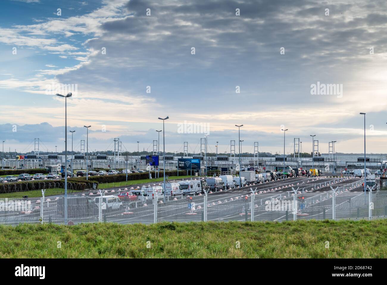 Coquelles, Francia - 12 ottobre 2020 : stazione Eurotunnel a Coquelles, Francia . Le automobili e gli altri veicoli sono trasportati con il treno Eurotunnel. Foto Stock
