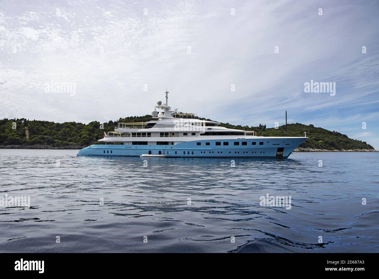 Yacht a motore di lusso blu, ancorato nel mare calmo Foto Stock