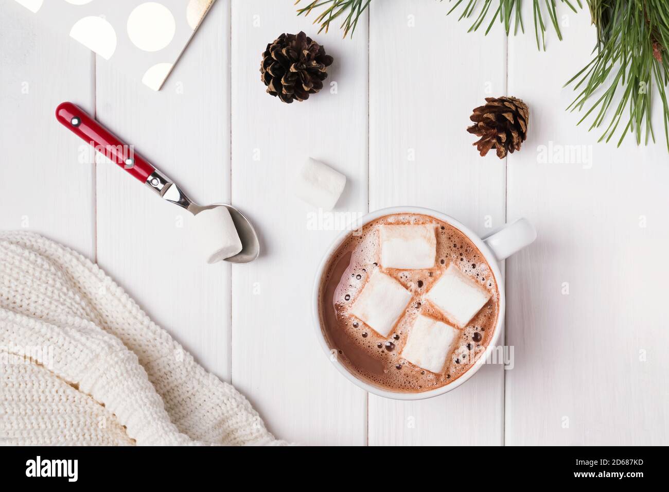 Cacao caldo con marshmallows su tavola bianca Foto Stock