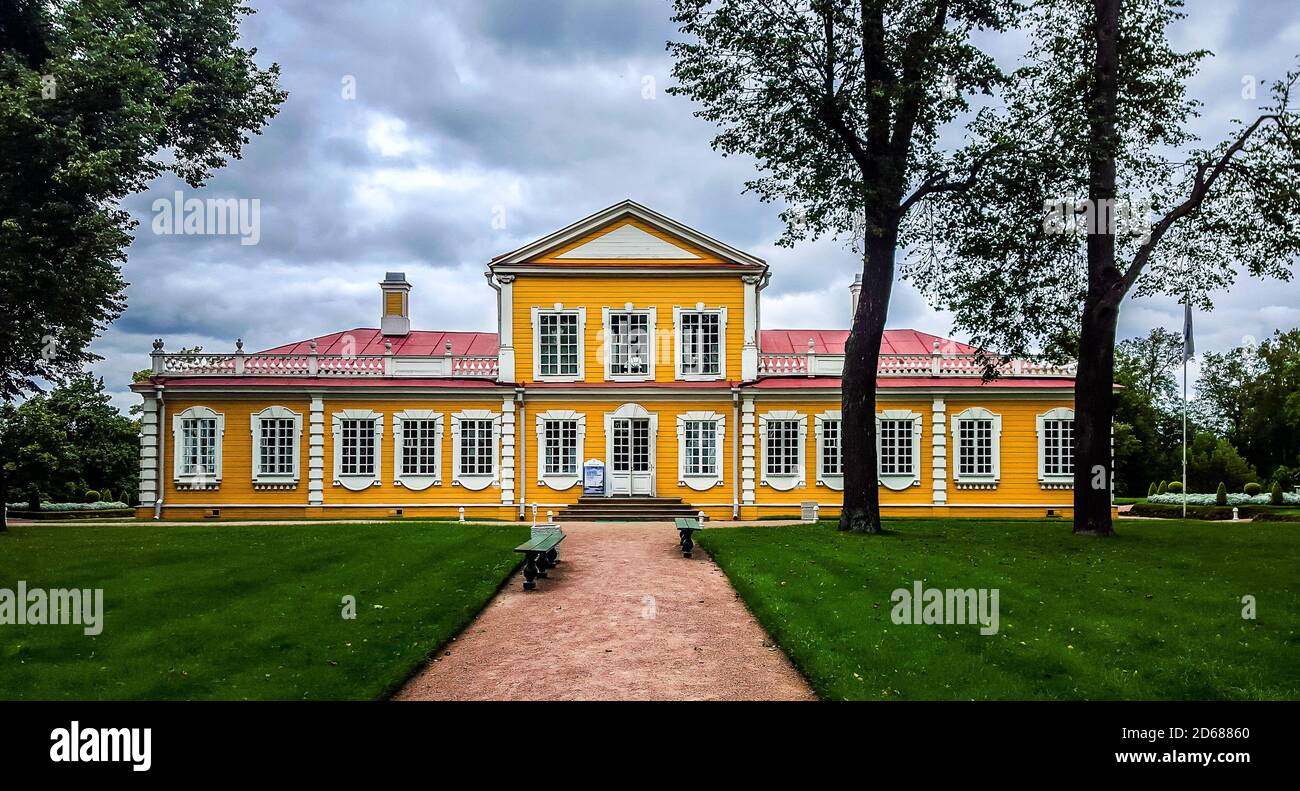 Viaggio Palazzo dell'Imperatore Pietro il Grande a Strelna, sobborgo di San Pietroburgo. Russia Foto Stock