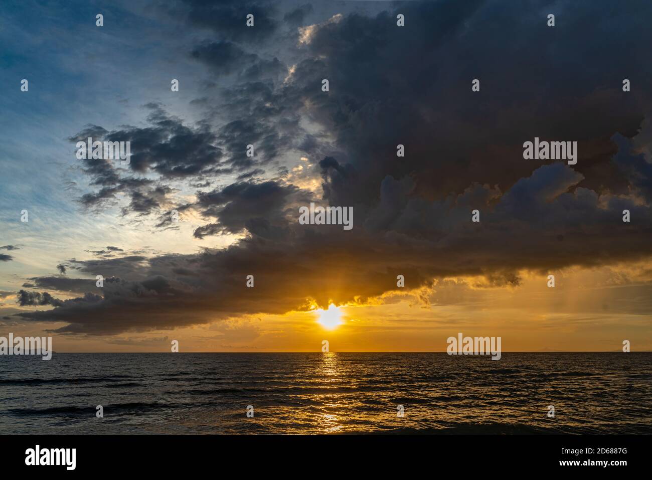 Tramonto sul Mar Tirreno ad Albinia in Argentario. Albinia, Grosseto, Toscana, Italia. Europa Foto Stock