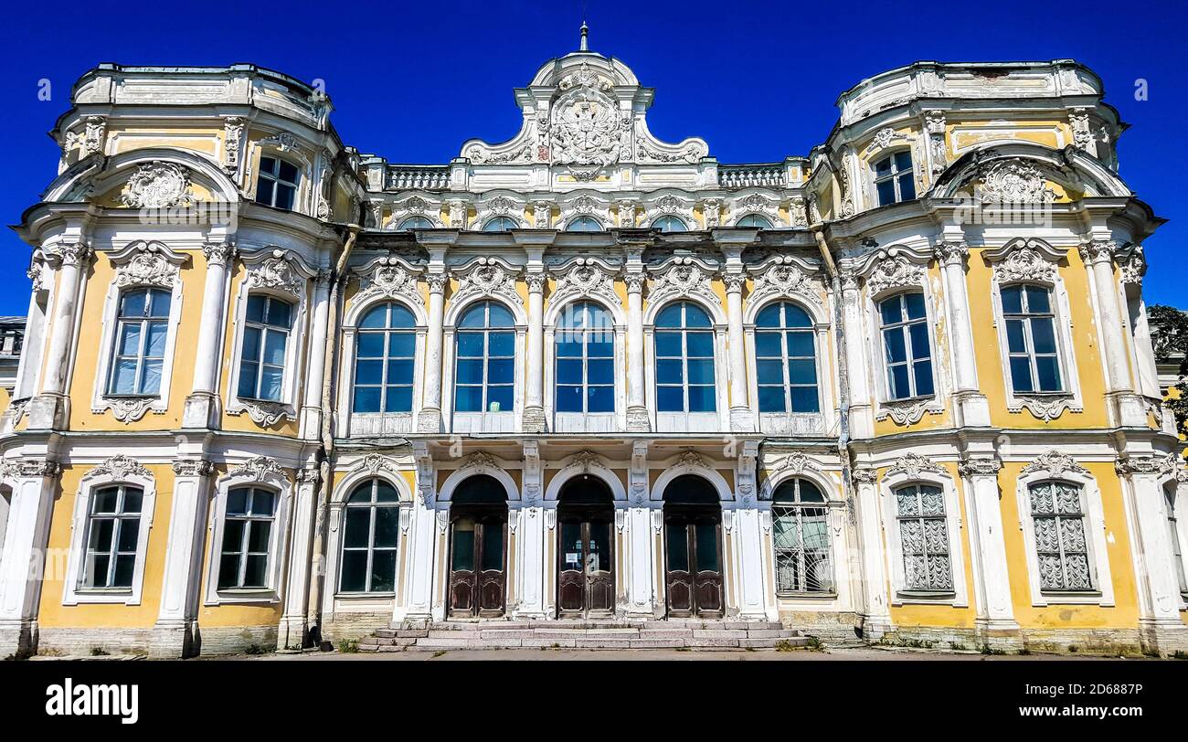 Palazzo barocco nella tenuta Znamenka. Regione di Leningrad, Russia Foto Stock