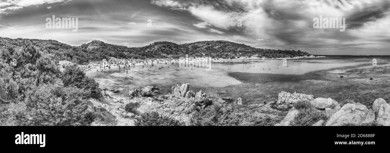 Vista panoramica sull'iconica Spiaggia del Principe, una delle più belle spiagge della Costa Smeralda, Sardegna, Italia Foto Stock