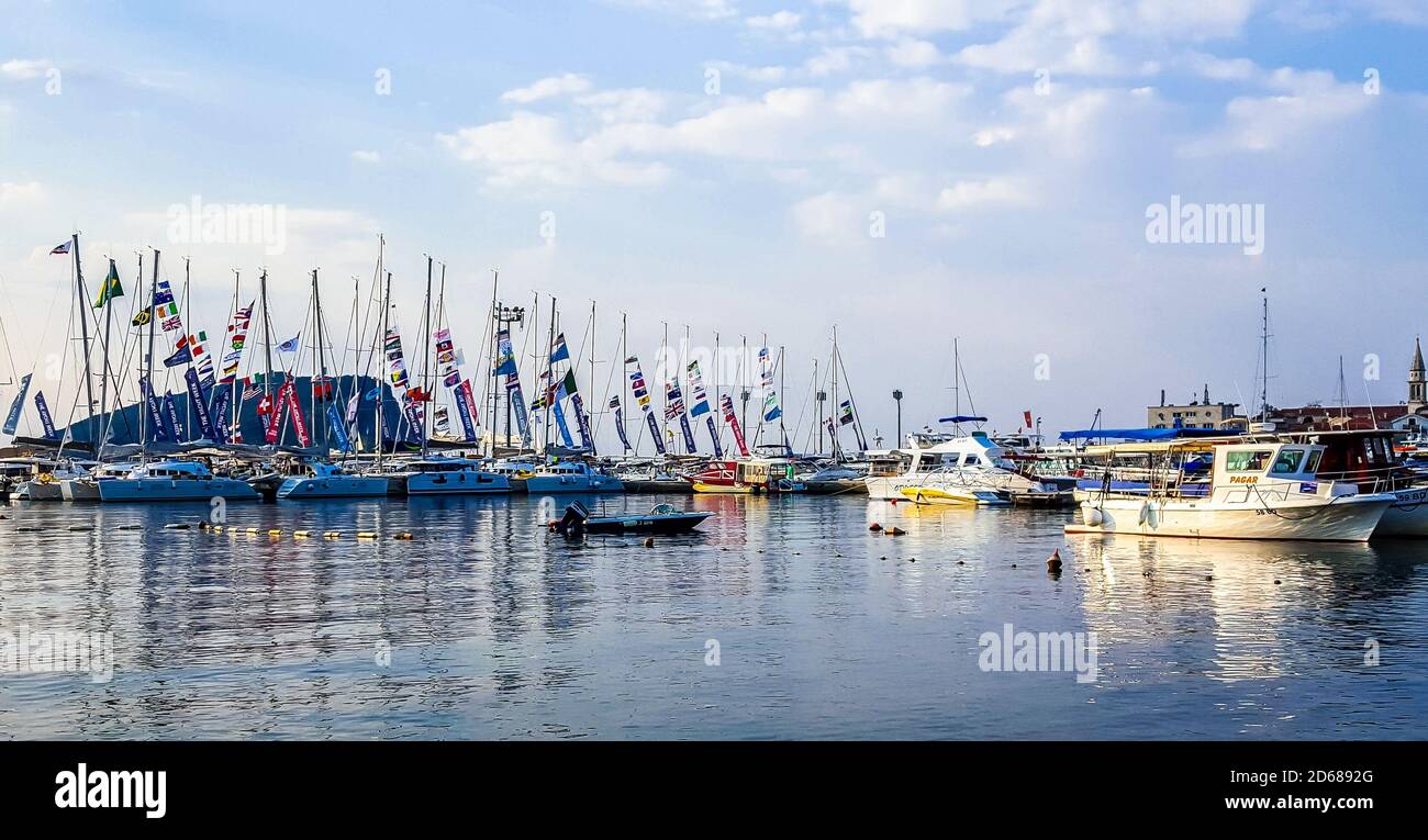 Yacht porto della città di resort Budva. Costa Adriatica, Montenegro. Foto Stock