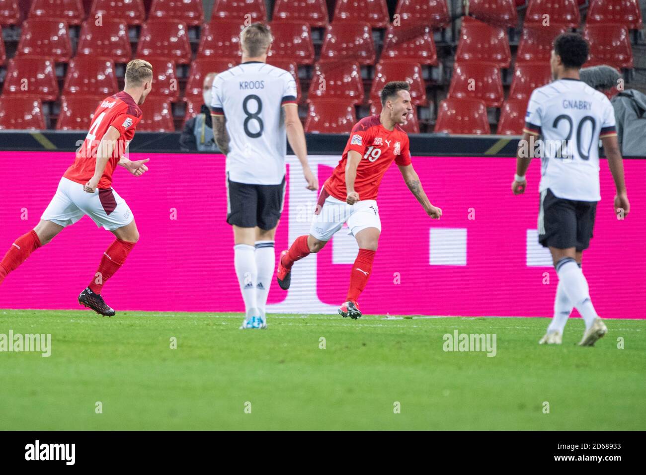 Goalschuetze Mario GAVRANOVIC (r., sui) si acclama sull'obiettivo di renderlo 1-0 per la Svizzera, gioco internazionale di calcio, UEFA Nations League, Divisione A, Gruppo 4, Germania (GER) - Svizzera (sui) 3: 3, il 13 ottobre. 2020 a Koeln/Germania. ¬ | utilizzo in tutto il mondo Foto Stock