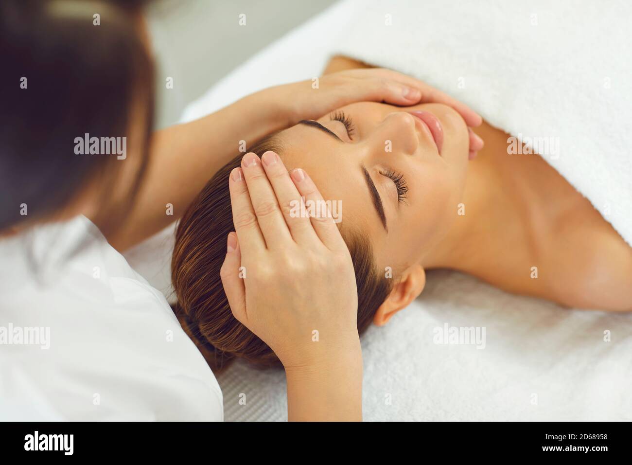 Procedura di trattamento viso femminile di massaggio rilassante manuale professionale Foto Stock
