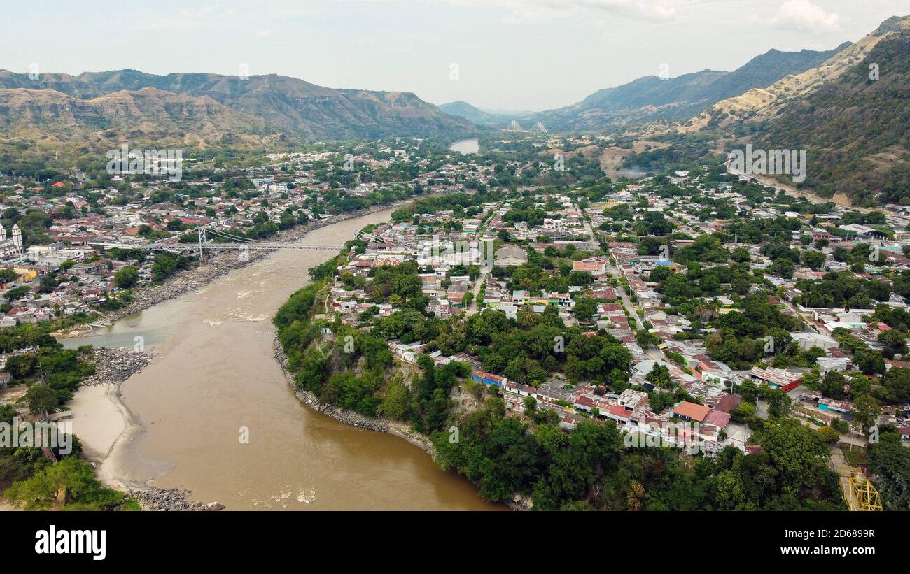 Ponte sospeso che passa sopra un fiume circondato Foto Stock