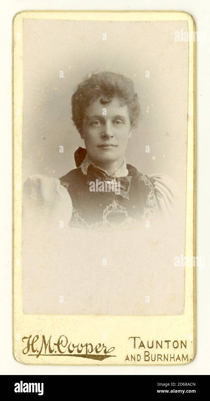 Donna vittoriana degli anni '1890 Carta di visite CDV (biglietto da visita) originale vittoriano di una donna vittoriana matura, Taunton, Devon, Inghilterra, Regno Unito, 1894 circa Foto Stock