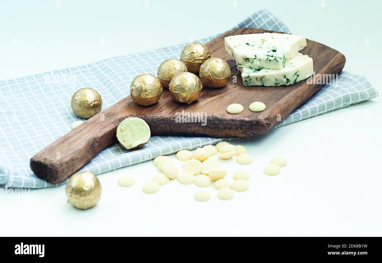 tartufi di cioccolato a base di cioccolato bianco e formaggio blu dor su una tavola di legno Foto Stock