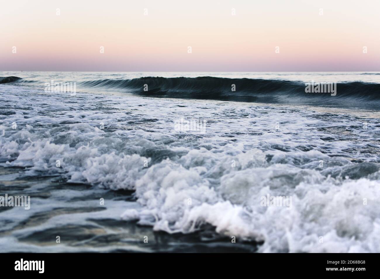 Mare spiaggia acqua con le onde. Foto Stock