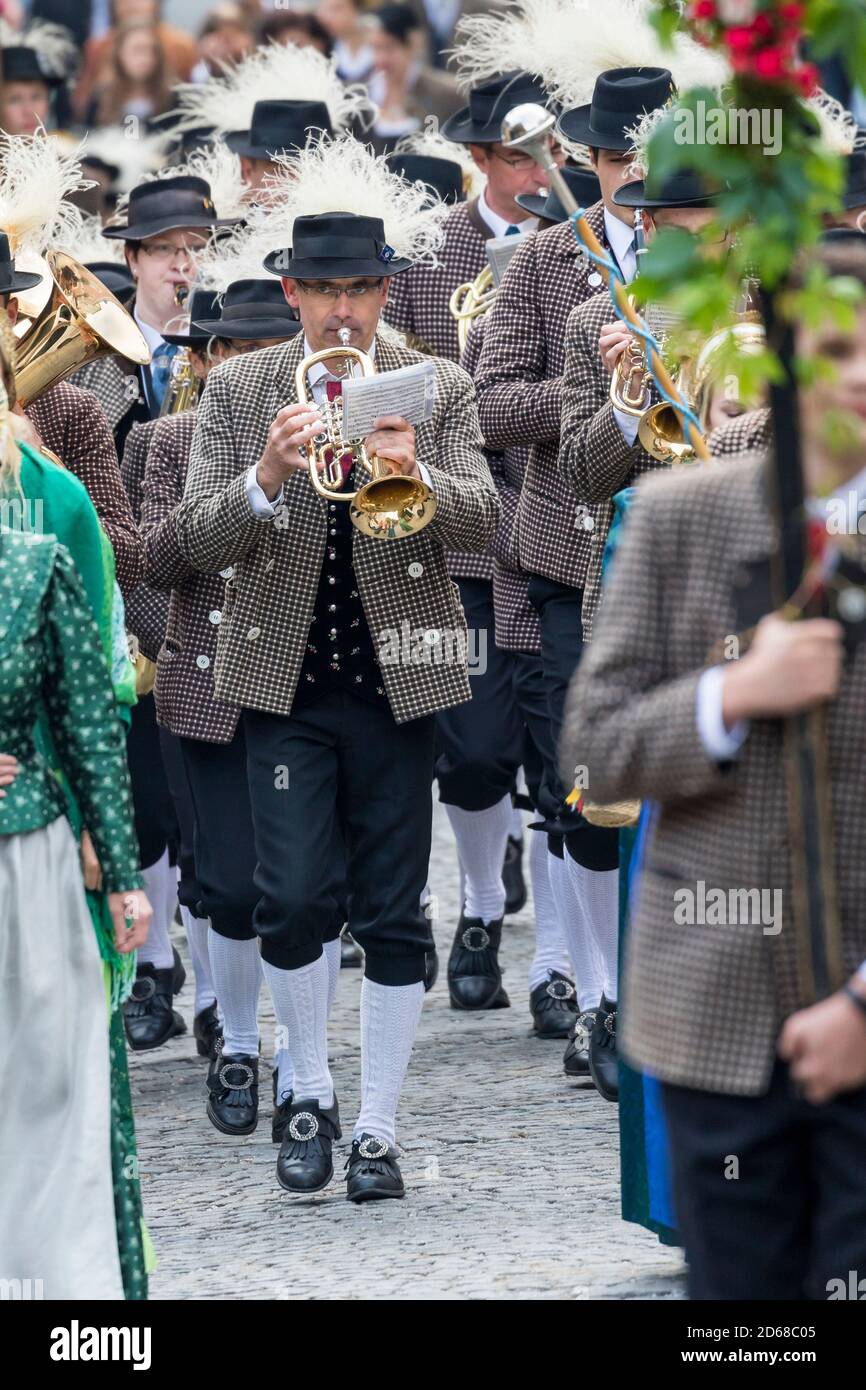 Ringraziamento, celebrazione pubblica nel villaggio di Spitz nel Wachau. Sfilata della band folk con il gruppo di danza folk e tradizionale sacrificale o Foto Stock