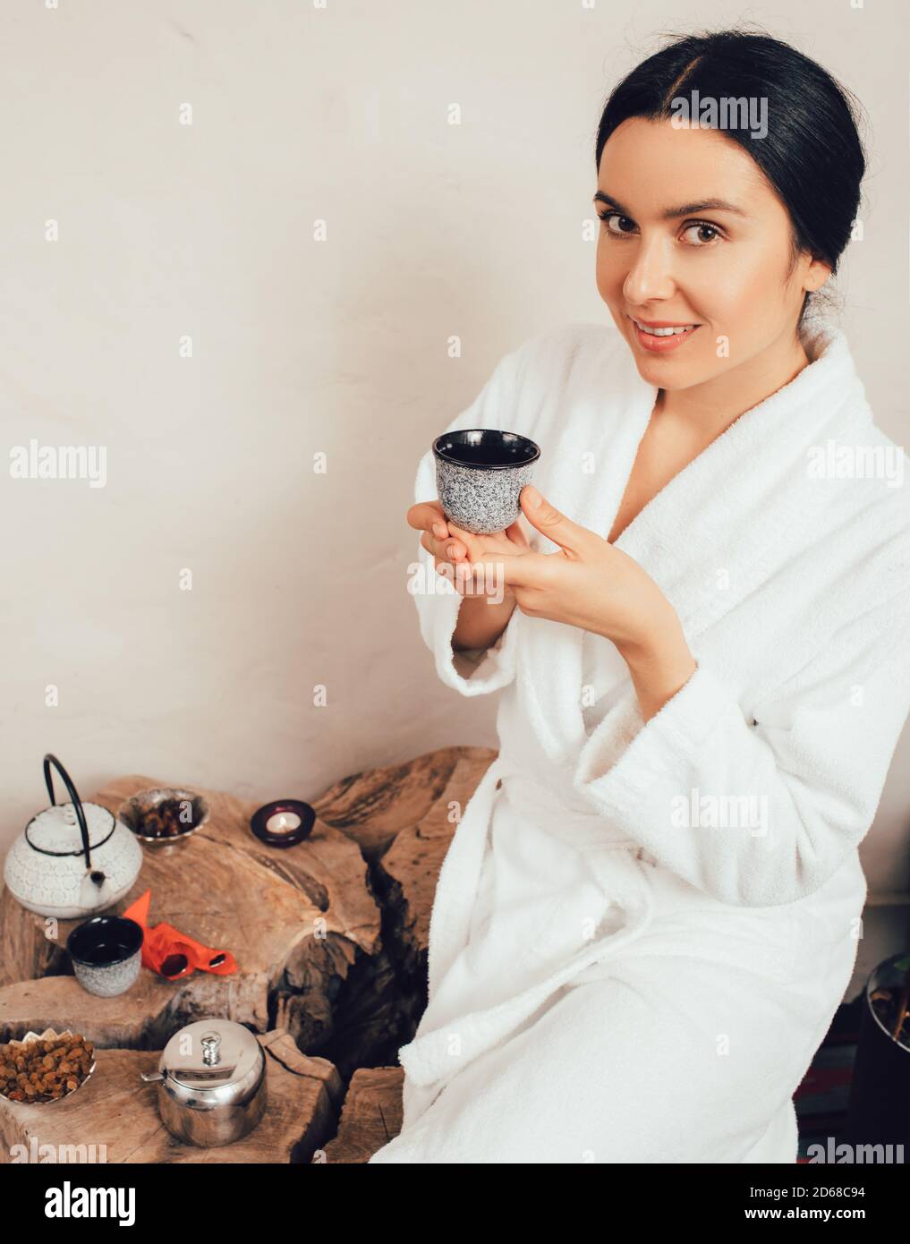 Donna mista che trascorre un fine settimana in una spa e gustando un tè benessere. Resort e salone termale Foto Stock