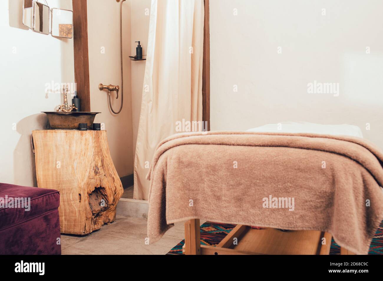 Lavabo vintage, doccia e tavolo da massaggio nella sala massaggi del resort termale. Lussuoso relax e coccole Foto Stock