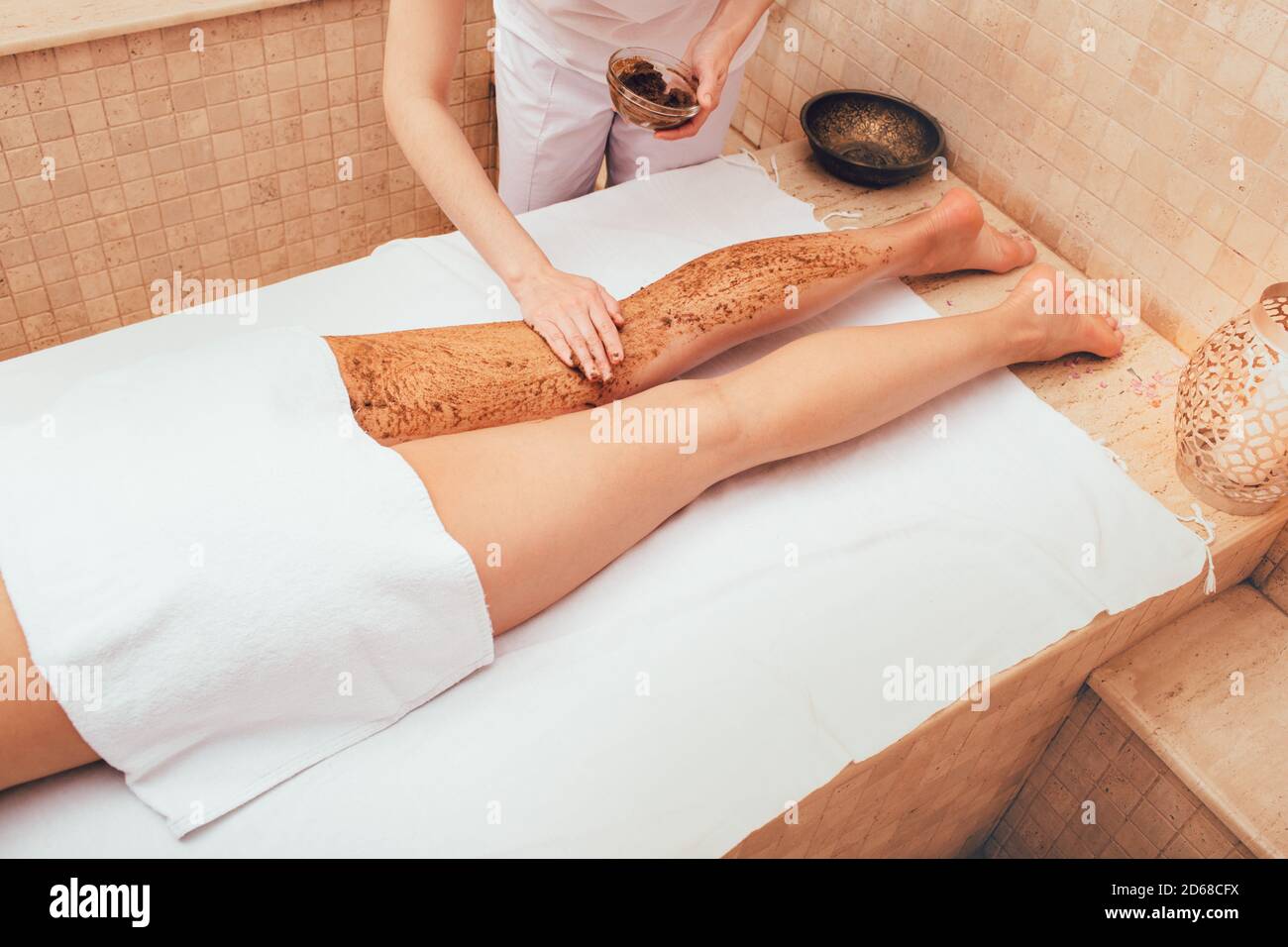 bella donna durante il peeling del corpo al centro benessere. Gode di peeling della pelle, pulizia e rinnovamento della pelle Foto Stock