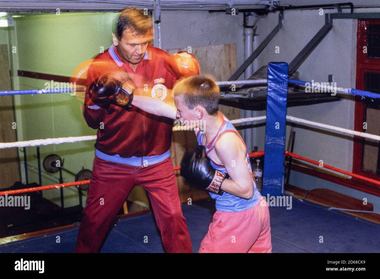 Allenatore Jimmy Green che lavora i pads con uno dei giovani pugili che aiuta ad allenarsi al West Ham Boys Amateur Boxing Club. 23 settembre 1991. Foto: Neil Turner Foto Stock