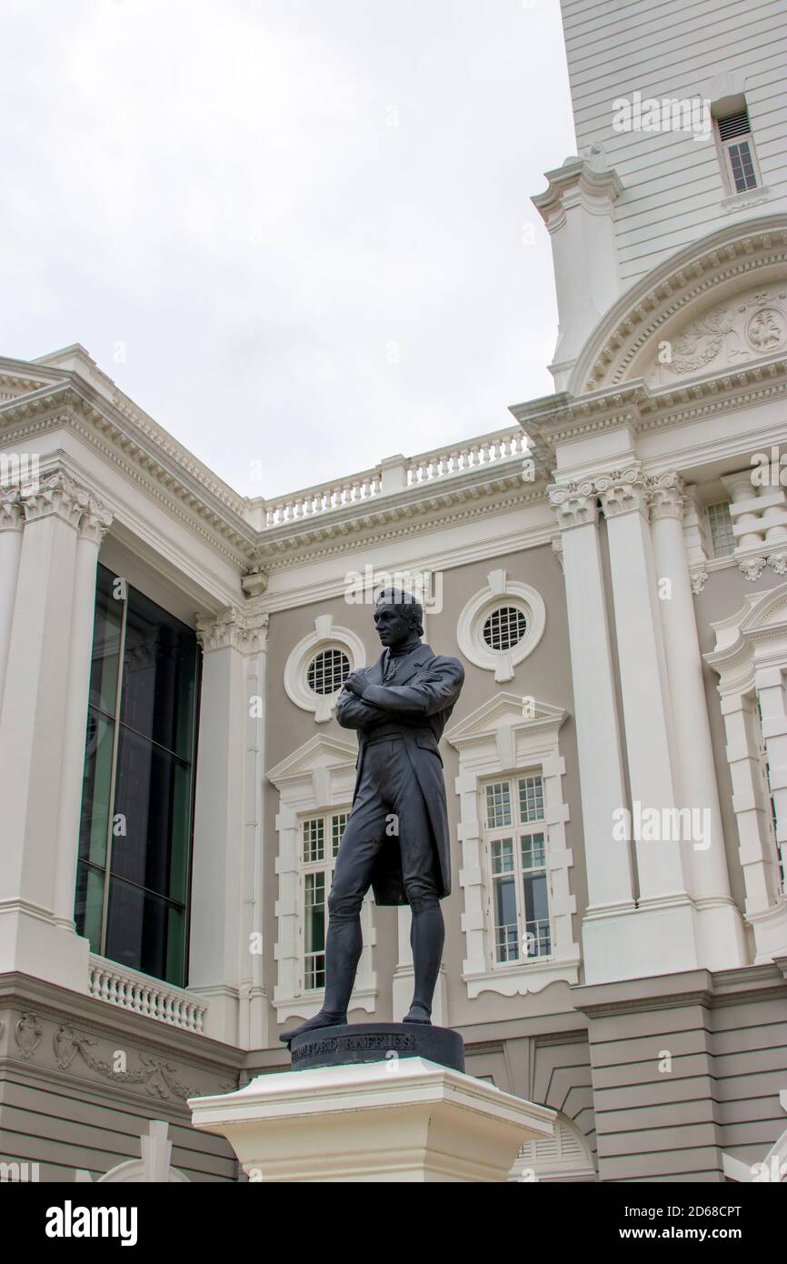 La statua di Stamford Raffles di fronte al Victoria Memorial Hall and Theatre, scolpita da Thomas Woolner, è una famosa icona di Singapore. Foto Stock