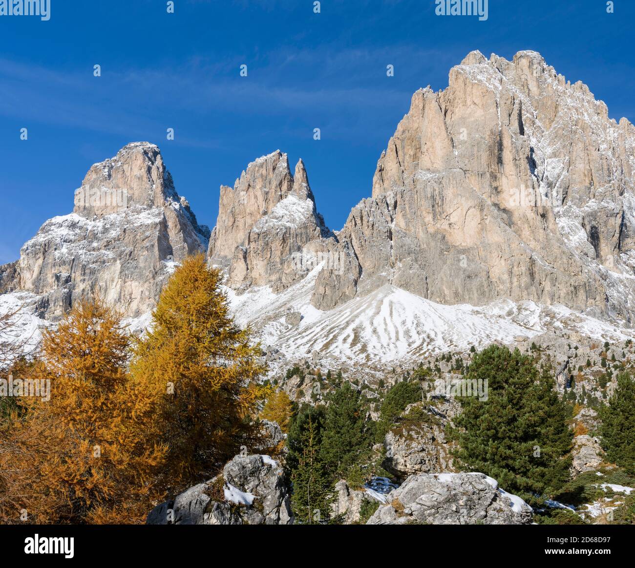 Monte Langkofel - Sassolungo e le rocce della Città di Steinerne a Sellajoch - Passo Sella nelle Dolomiti dell'Alto Adige. Le Dolomiti Foto Stock