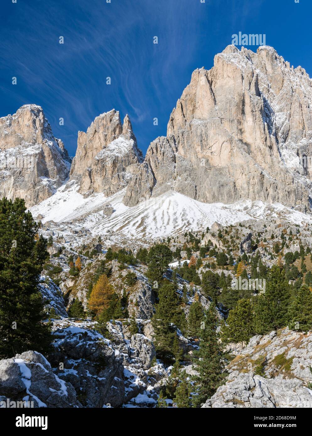 Monte Langkofel - Sassolungo e le rocce della Città di Steinerne a Sellajoch - Passo Sella nelle Dolomiti dell'Alto Adige. Le Dolomiti Foto Stock