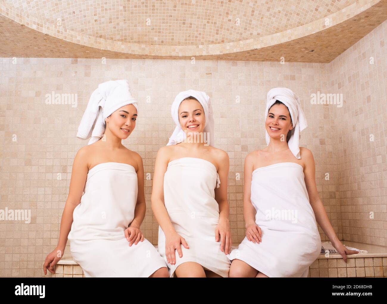 Tre amiche sedute in un hammam. Bagni orientali, donna relax in un hammam Foto Stock