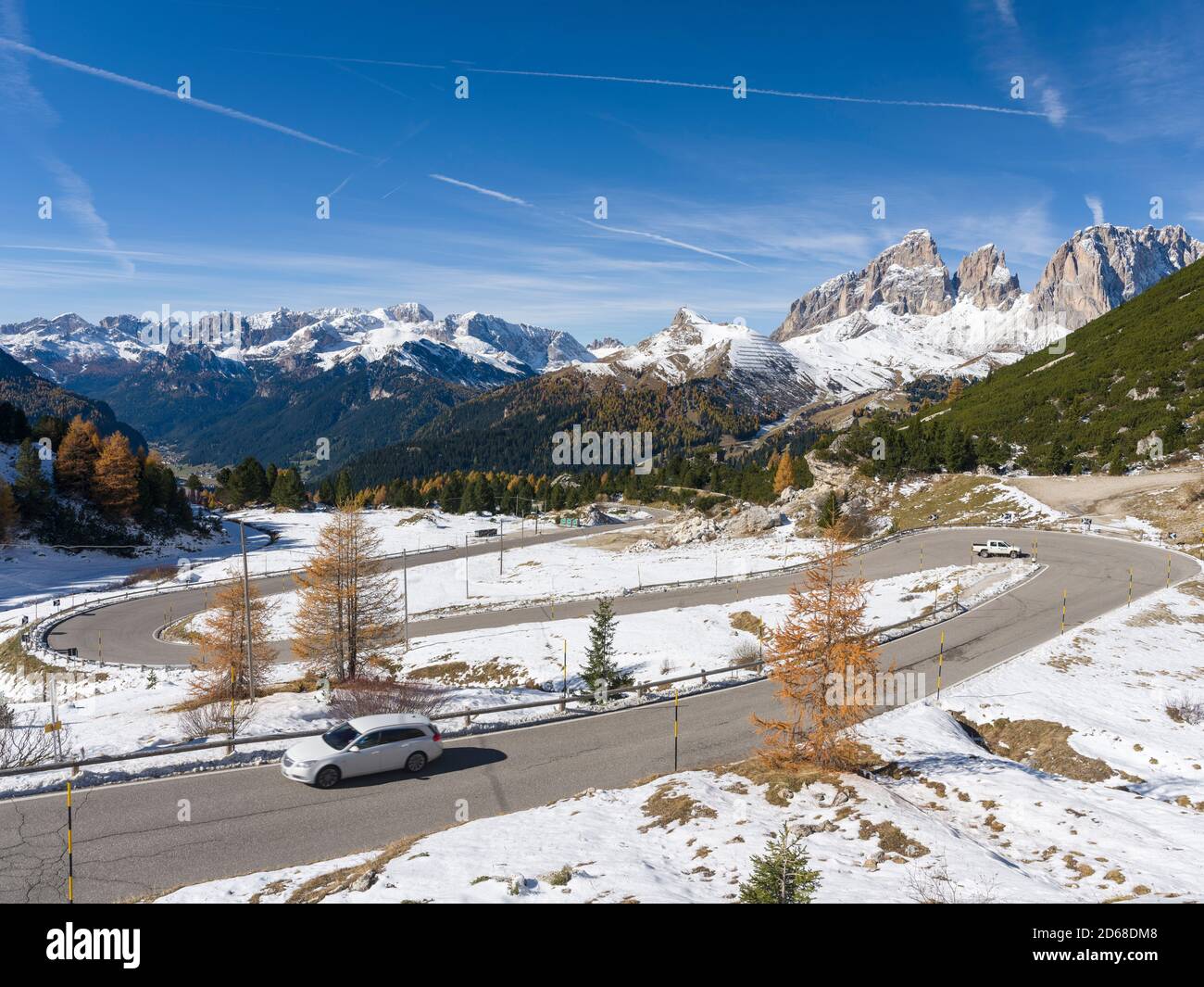 Passo Pordoi - Passo Pordoi nelle Dolomiti, si avvicina dalla Val di Fassa. Sullo sfondo la catena montuosa Langkofel-Sassolungo. Le Dolomiti Foto Stock