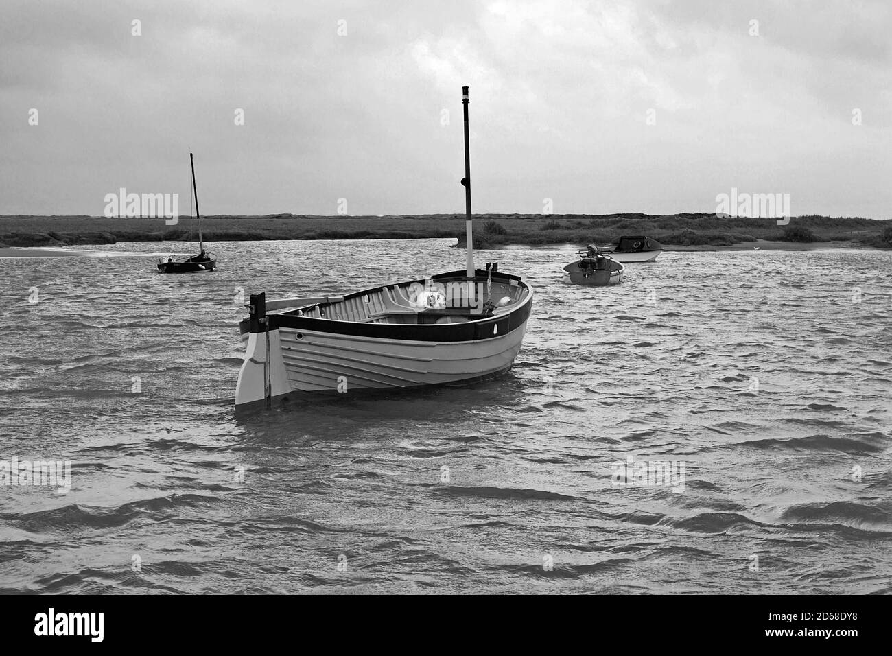 Il torrente a Burnham-Overy-Staithe in una giornata noiosa sulla costa del Norfolk Foto Stock