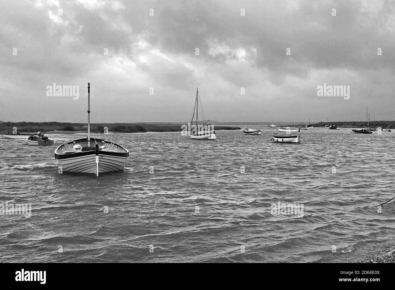 Il torrente a Burnham-Overy-Staithe un giorno noioso sulla costa del Norfolk Foto Stock