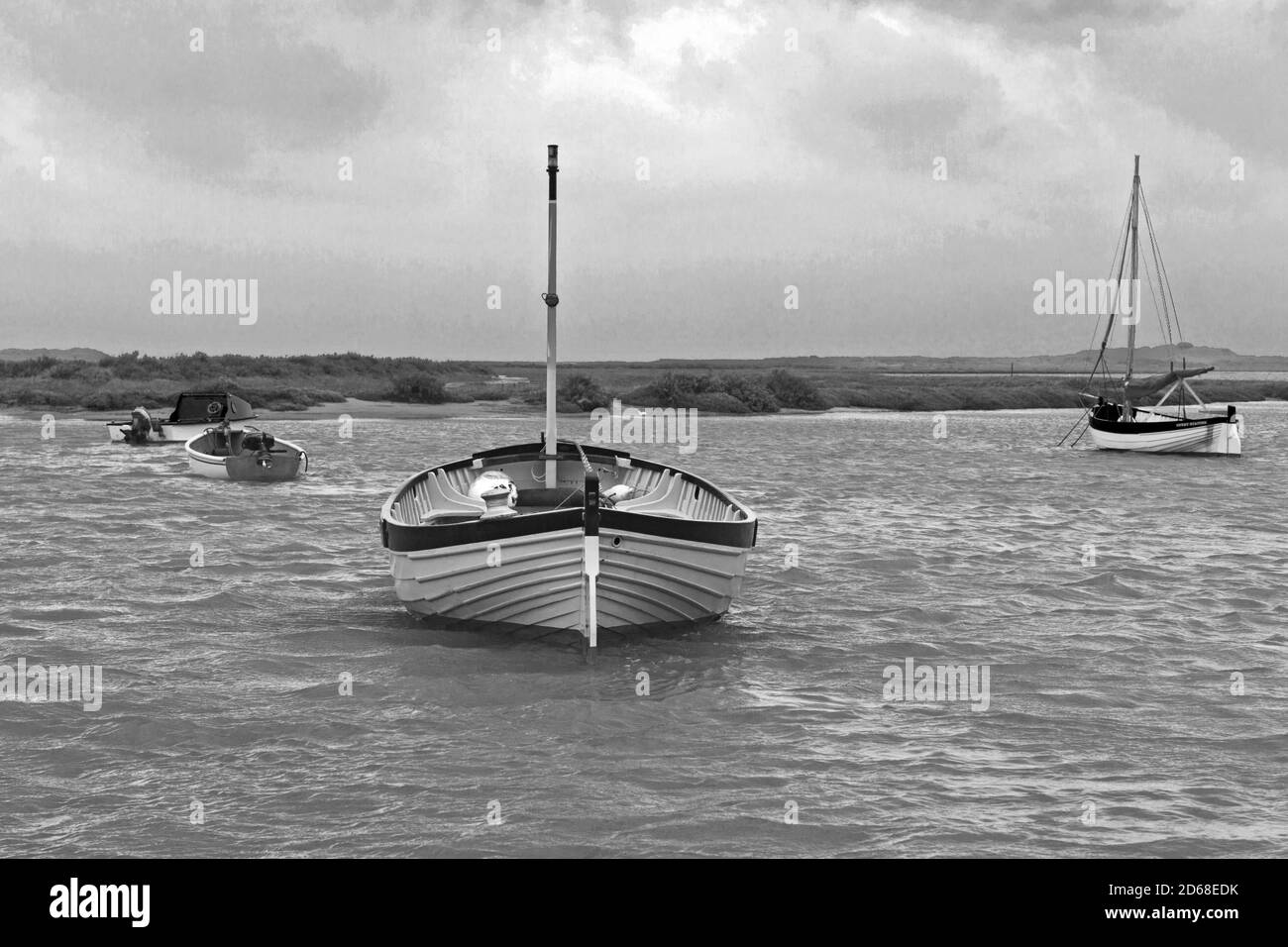 Il torrente a Burnham-Overy-Staithe in una giornata noiosa sulla costa del Norfolk Foto Stock