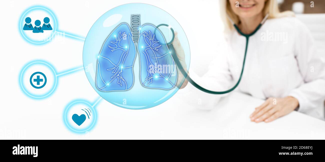 un medico con uno stetoscopio ascolta i suoni dei polmoni. Trattamento della malattia polmonare, prevenzione e cura della salute polmonare Foto Stock