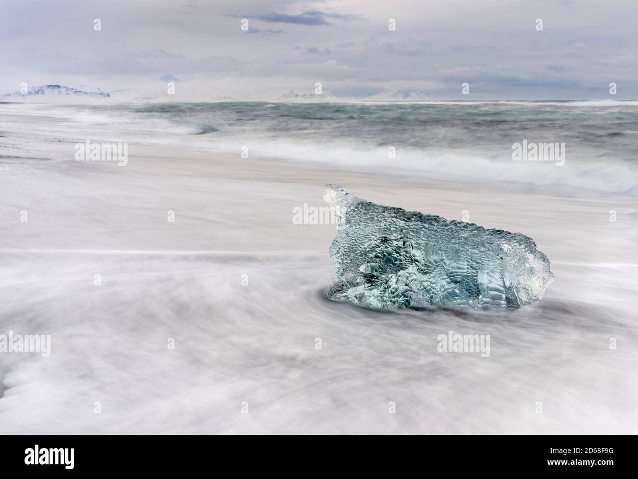 iceberg sulla spiaggia vulcanica nera. Spiaggia dell'atlantico nord vicino alla laguna glaciale Joekulsarlon e ghiacciaio Breithamerkurjoekull nel Vatnajoeku Foto Stock