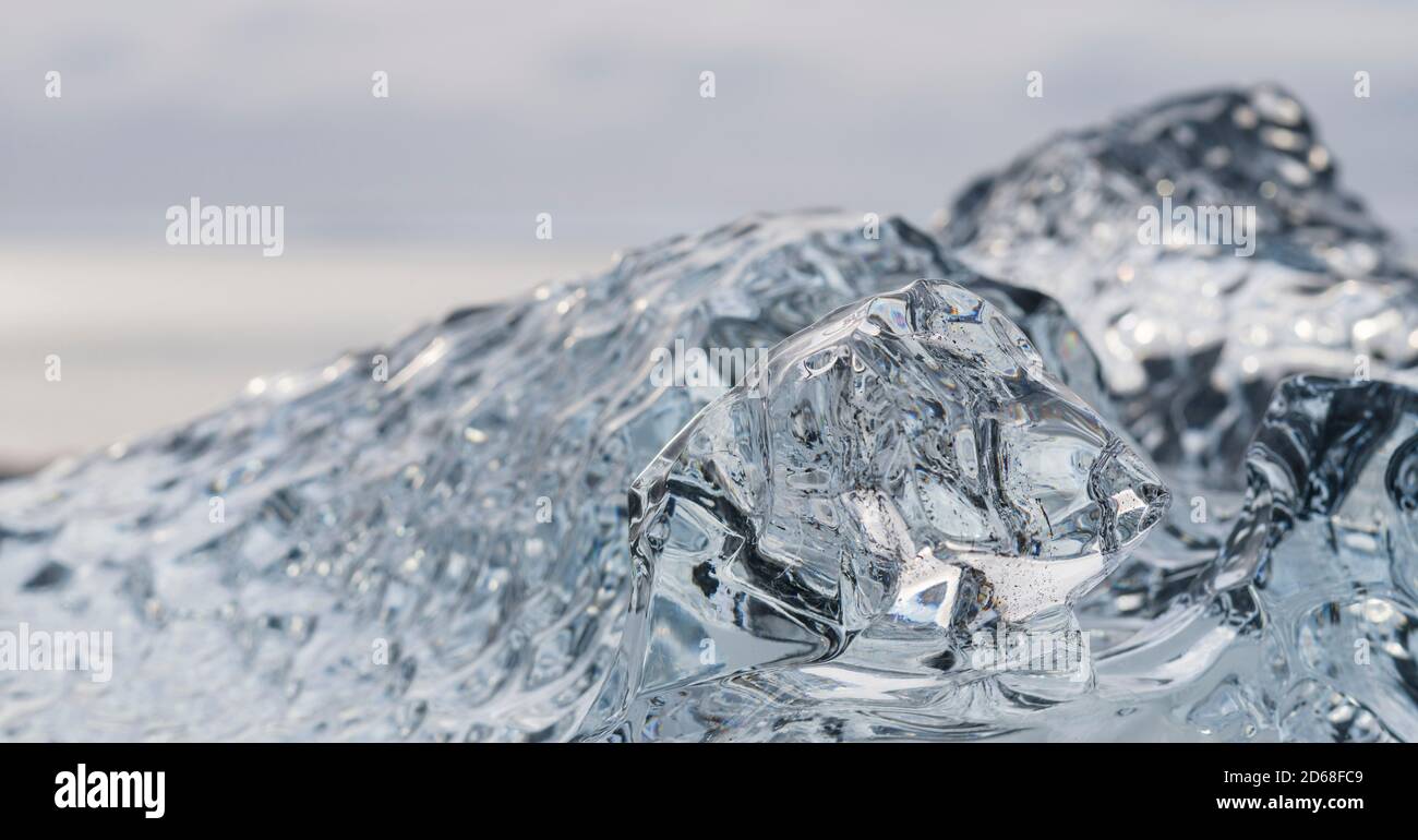 iceberg sulla spiaggia vulcanica nera. Spiaggia dell'atlantico nord vicino alla laguna glaciale Joekulsarlon e ghiacciaio Breithamerkurjoekull nel Vatnajoeku Foto Stock