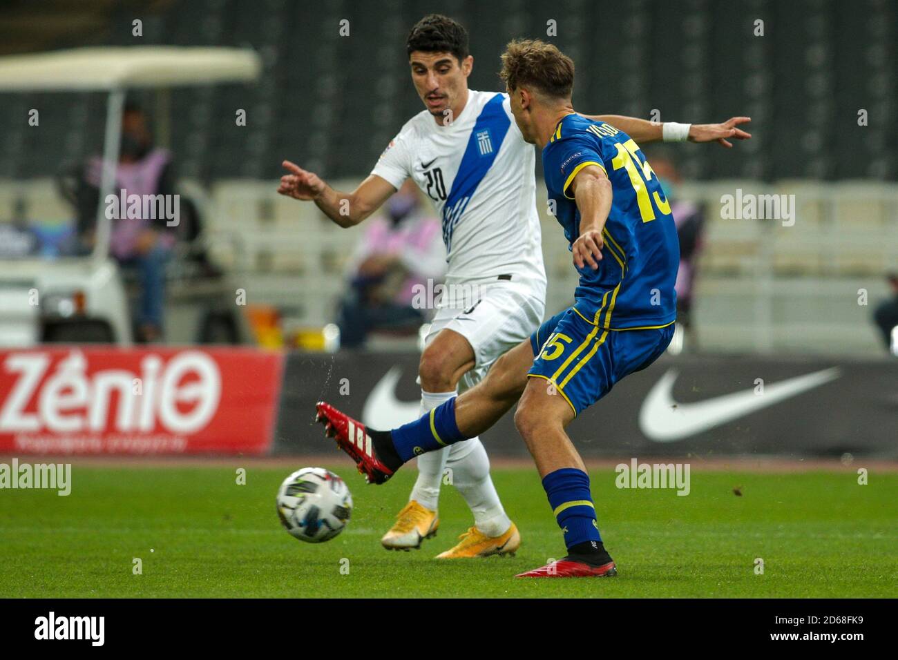 ATENE, GRECIA - OTTOBRE 14: Petros Mantalos di Grecia e Mergim Vojvoda del Kosovo durante la partita di gruppo della Lega delle Nazioni UEFA tra Grecia e Kosovo a OACA Spyros Louis il 14 ottobre 2020 ad Atene, Grecia. (Foto di MB Media) Foto Stock