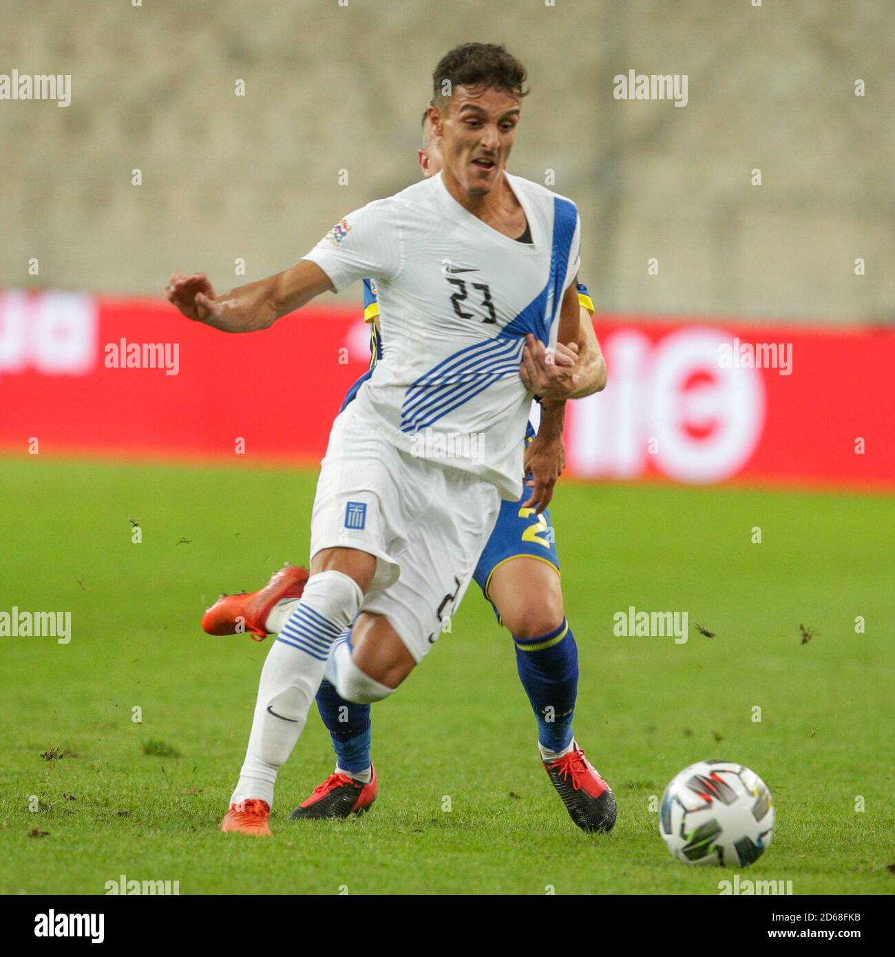 ATENE, GRECIA - OTTOBRE 14: Dimitris Giannoulis della Grecia e Florent Hadergjonaj del Kosovo durante la partita di gruppo della UEFA Nations League tra Grecia e Kosovo a OACA Spyros Louis il 14 ottobre 2020 ad Atene, Grecia. (Foto di MB Media) Foto Stock