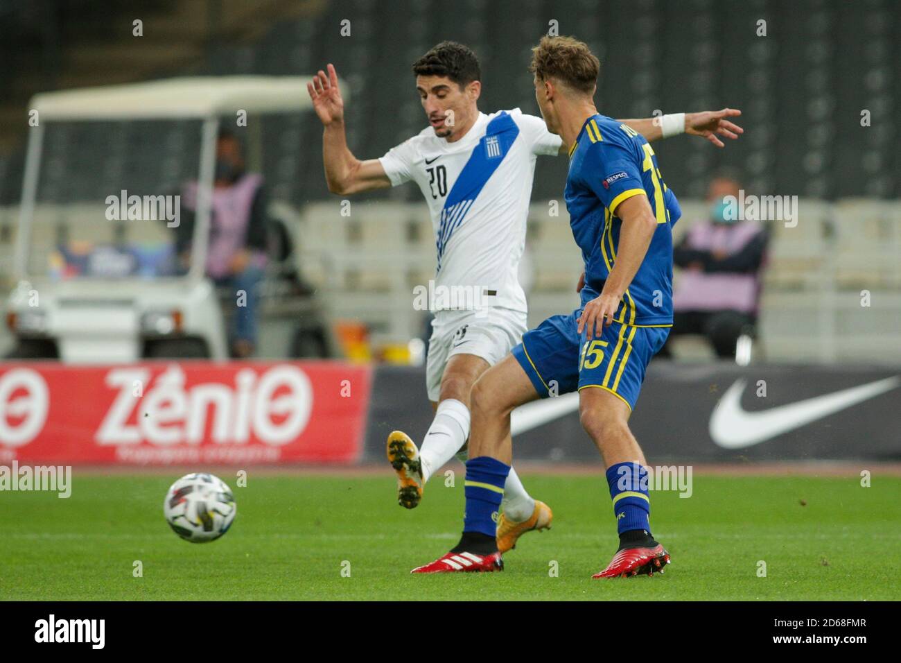 ATENE, GRECIA - OTTOBRE 14: Petros Mantalos di Grecia e Mergim Vojvoda del Kosovo durante la partita di gruppo della Lega delle Nazioni UEFA tra Grecia e Kosovo a OACA Spyros Louis il 14 ottobre 2020 ad Atene, Grecia. (Foto di MB Media) Foto Stock