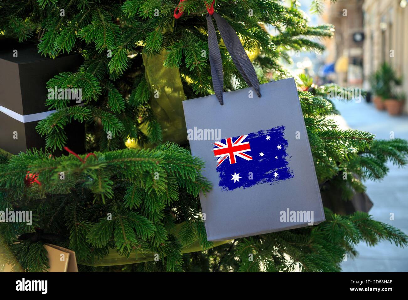 Bandiera australiana stampata su una borsa di Natale come decorazione su un albero di Natale su una strada. Shopping di Natale, vendita del mercato locale Foto Stock