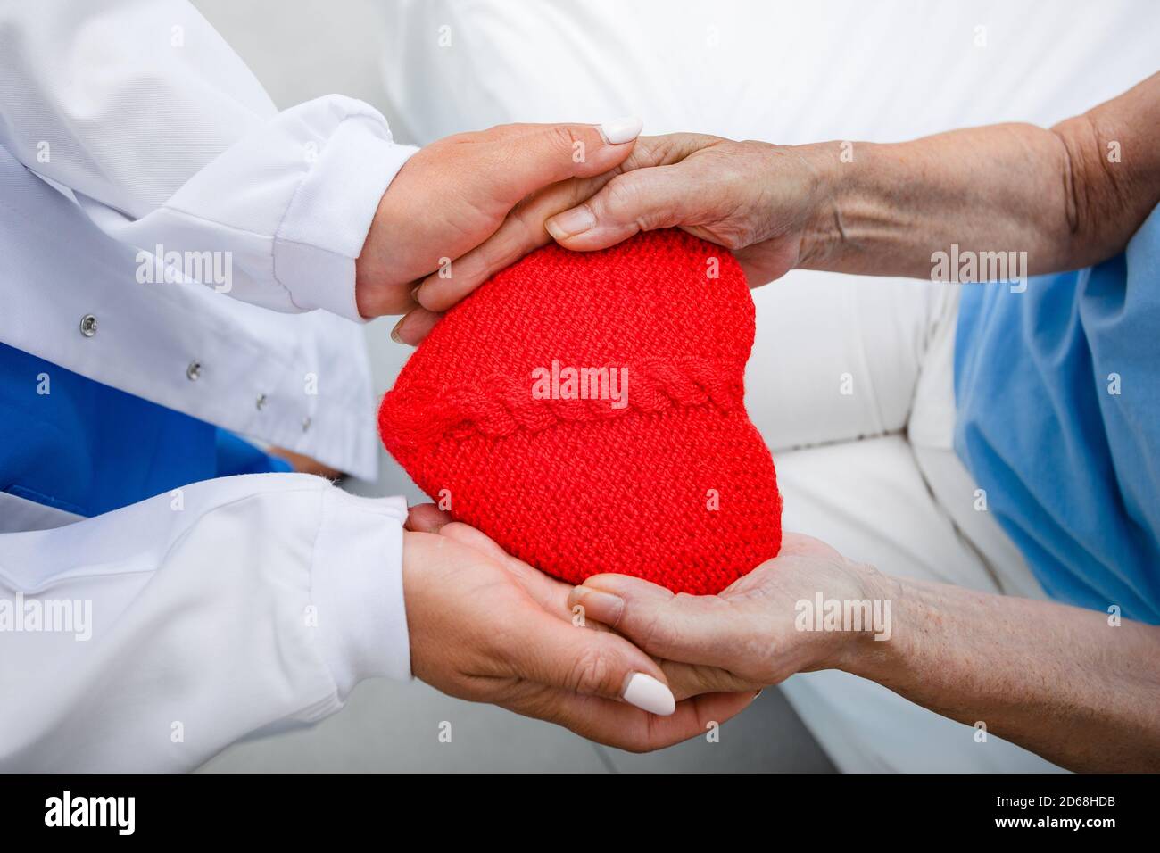 Supporto medico per le persone con morbo di Parkinson. Le mani di un medico sostengono le mani di una donna anziana. assistenza medica per la salute delle persone anziane Foto Stock