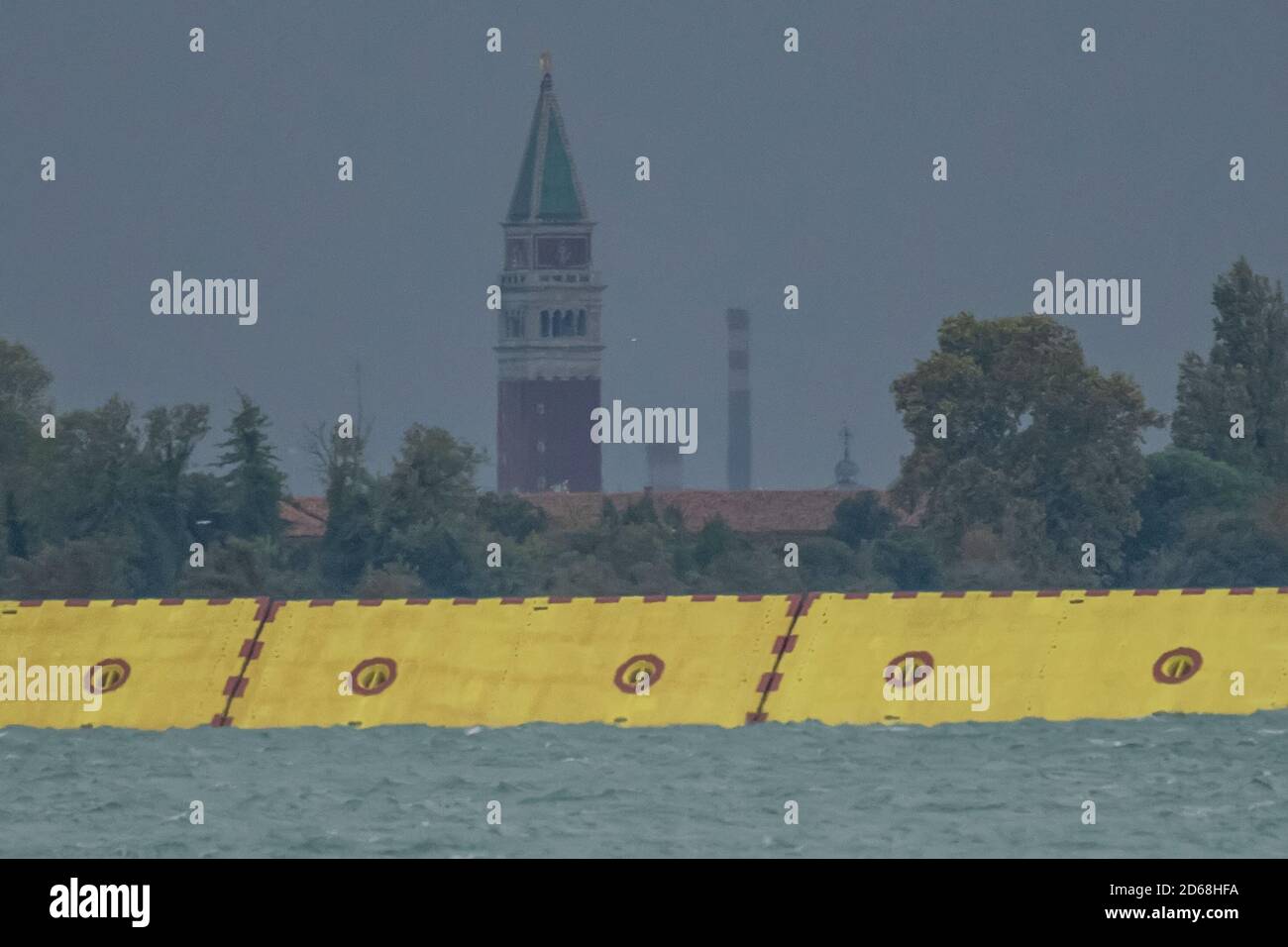 Venezia, Italia. 15 Ott 2020. La Mosa è stata sollevata questa mattina a causa dell'alta marea, la città di Venezia è rimasta asciutta il 15 ottobre 2020 a Venezia, Italia. Credit: Stefano Mazzola/Awakening/Alamy Live News Foto Stock