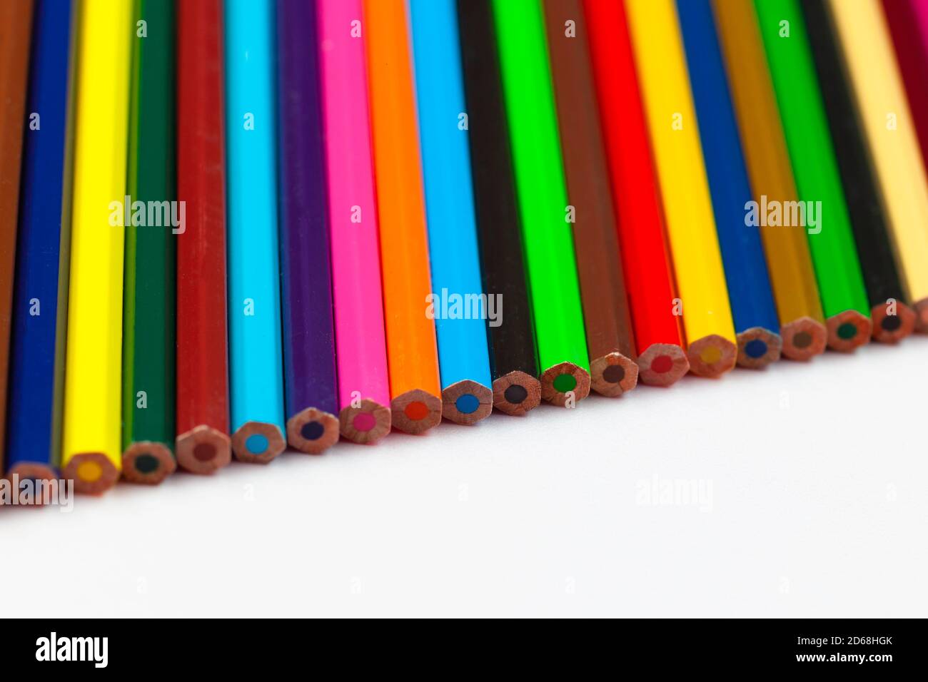 matite di colore giacciono in una riga, macro Foto Stock