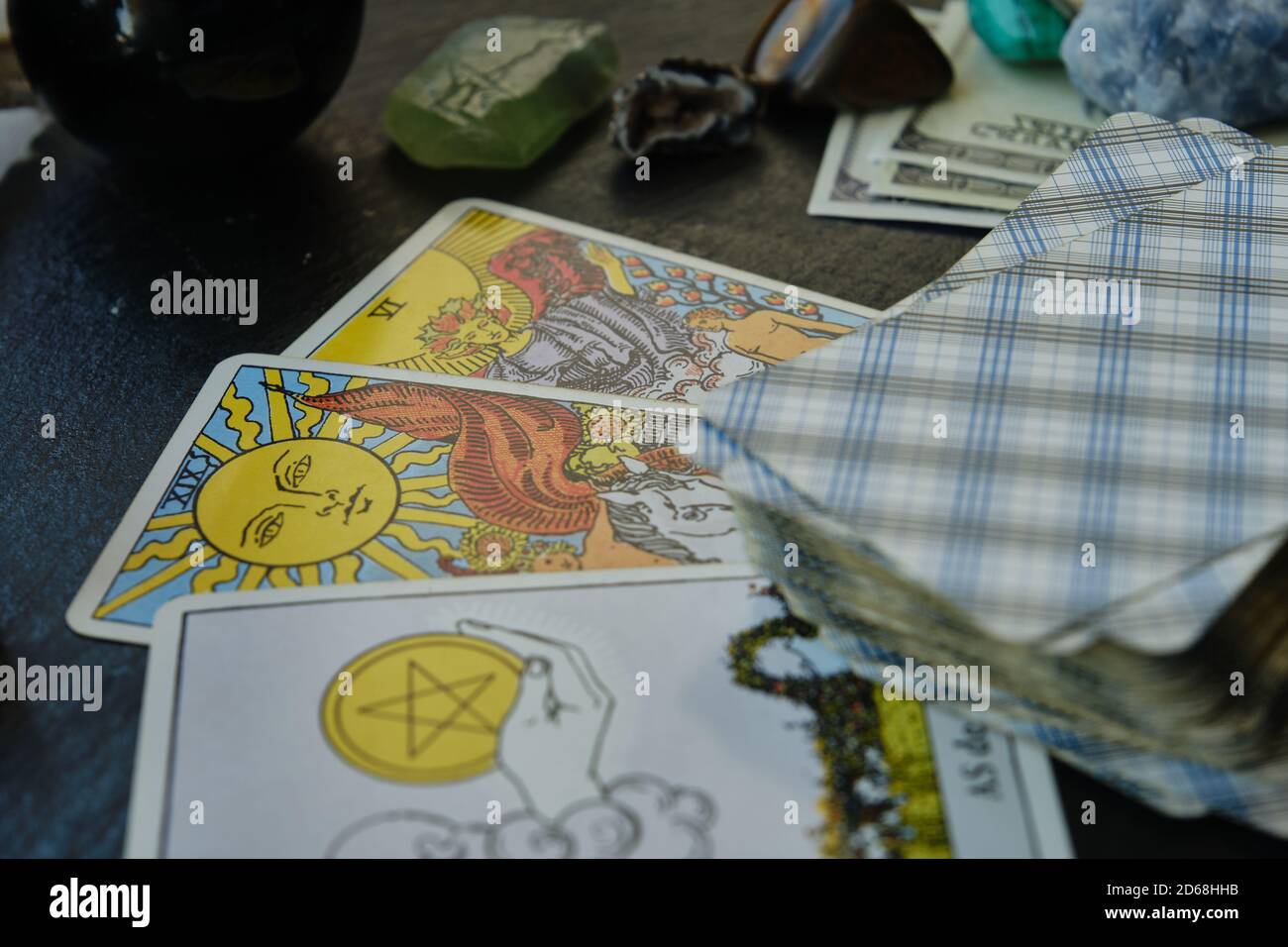 predire il futuro della divinazione mistificante sulle carte tarocchi Foto  stock - Alamy