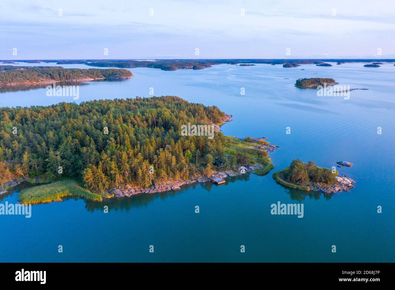 Vista aerea della regione sud-occidentale della Finlandia, dove si trovano migliaia di isole, all'incrocio tra il Golfo di Finlandia e il Golfo di Botnia. R Foto Stock